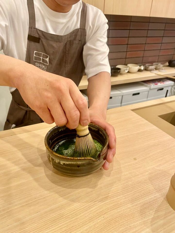 日本茶専門店「SHIKI」のパーソナライズラテを作っているところ