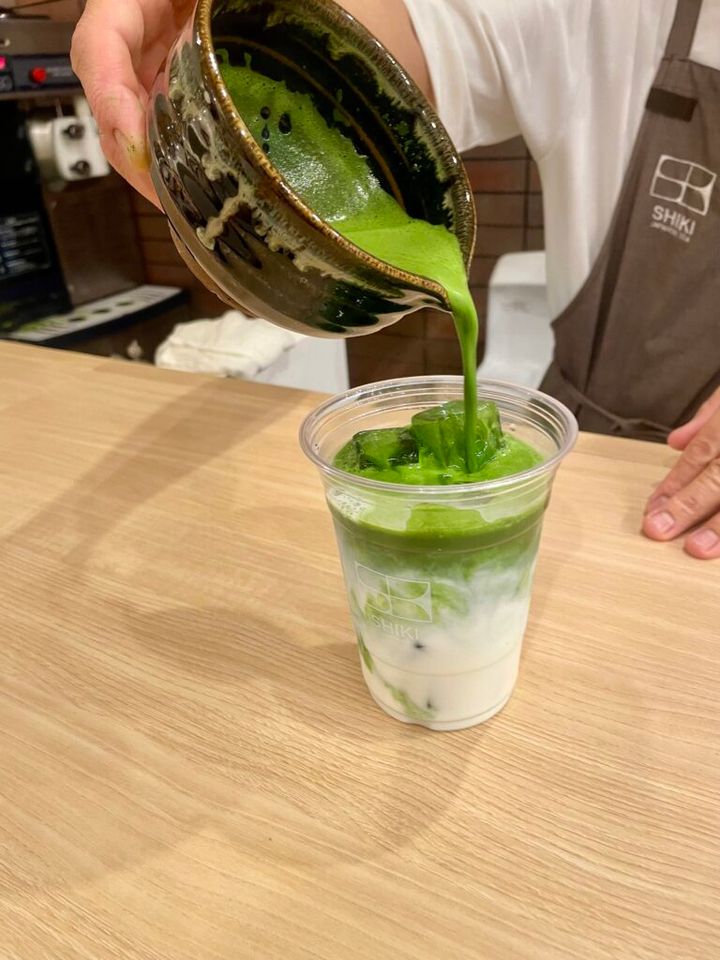 日本茶専門店「SHIKI」のパーソナライズラテを作っているところ