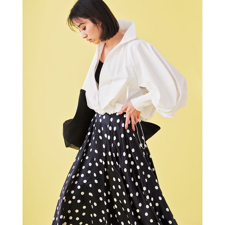 ルフィルの白の撥水ブルゾンと水玉スカートを着こなす岡本あずささん