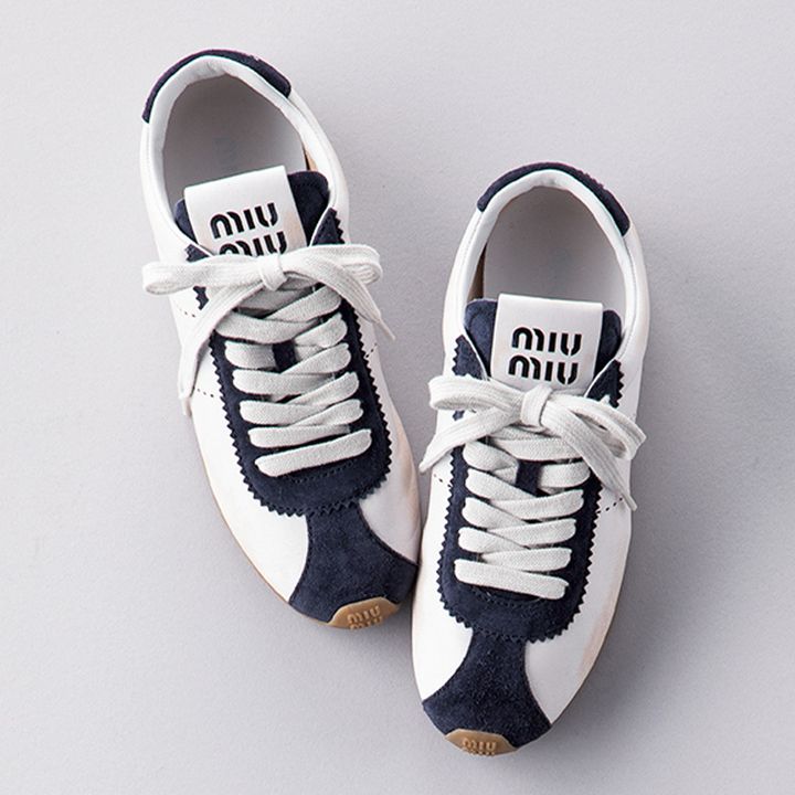 VERYライター私物のミュウミュウのバイカラースニーカー