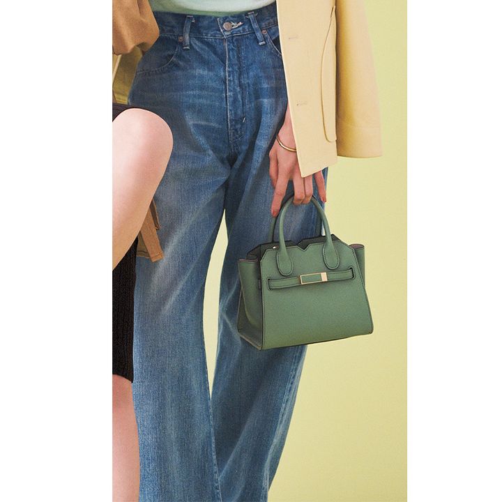 オーラリーのブルーデニム