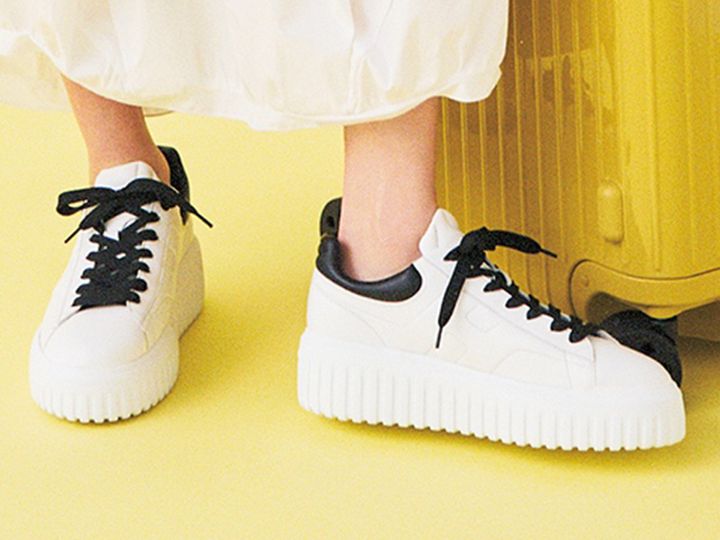 HOGANの踵と靴紐が黒の厚底白スニーカー