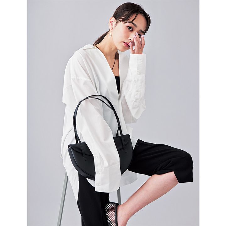 クレドナの白シャツとカプリパンツを合わせたコーデ