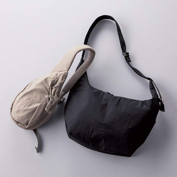 GUの黒とベージュのナイロンバッグ