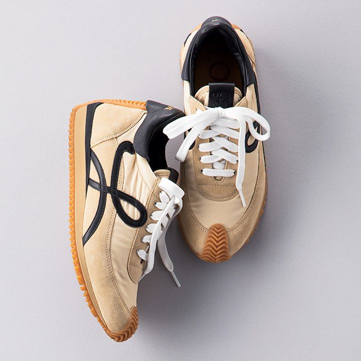 読者私物のロエベのベージュスエードスニーカー
