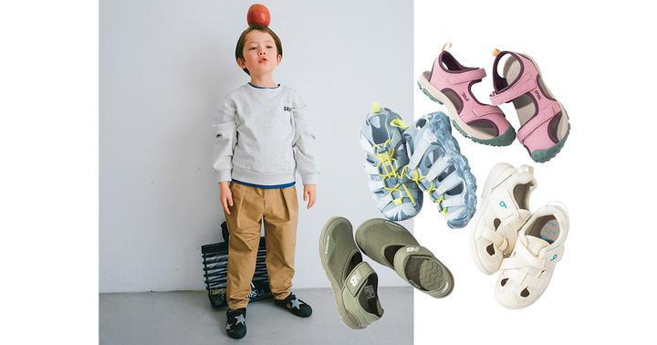 かかとのあるサンダルと男の子