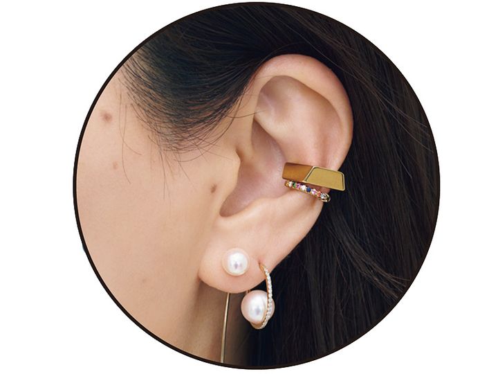 地金とカラーストーンのイヤーカフとパールピアス2つを重ねづけした耳元コーデ