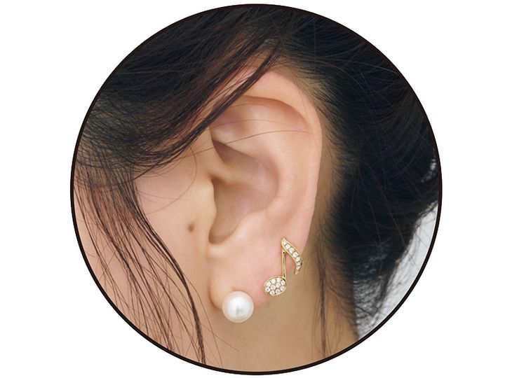 ビジュードエムの音符のダイヤピアスとヴァンドーム青山のパールピアスを重ねづけした耳元