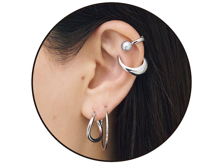 グレーパール付きのクリップイヤリングとシルバーのイヤーカフとフープピアス2つを重ねづけした耳元コーデ