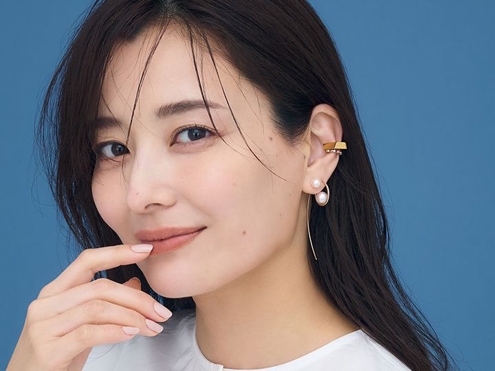 地金とカラーストーンのイヤーカフとパールピアス2つを耳元に重ねづけした原田夏希さん