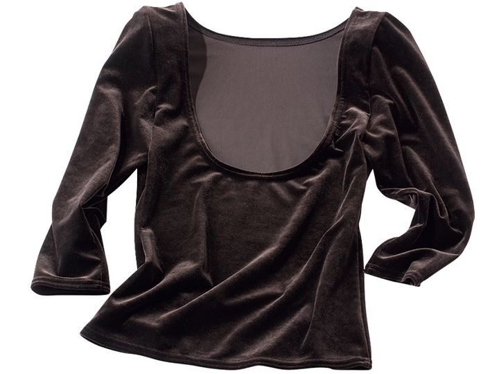 シーニュの肌見せトップスはブラウンが上品