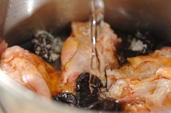 鶏手羽元のプルーン煮の作り方1