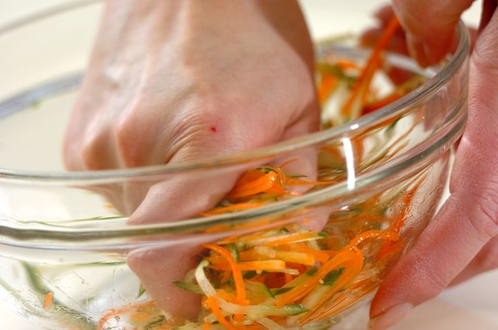 オイルサーディン入り春雨サラダの作り方1