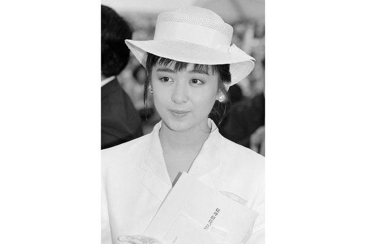 「朝シャン」ブームの火付け役の斉藤由貴さん（1987年7月撮影、時事）