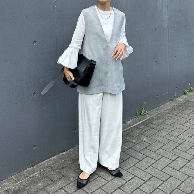 ベスト×白ワイドパンツコーデ
