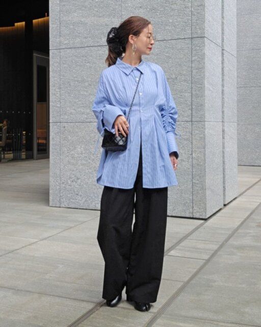 ストライプシャツ×黒ワイドパンツコーデ