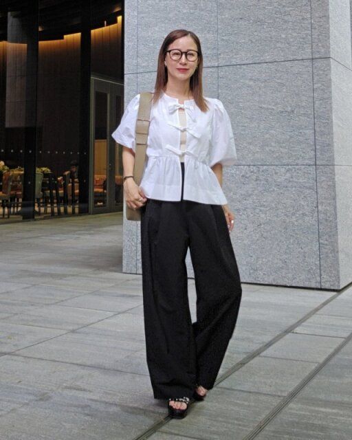 白ブラウス×黒ワイドパンツコーデ