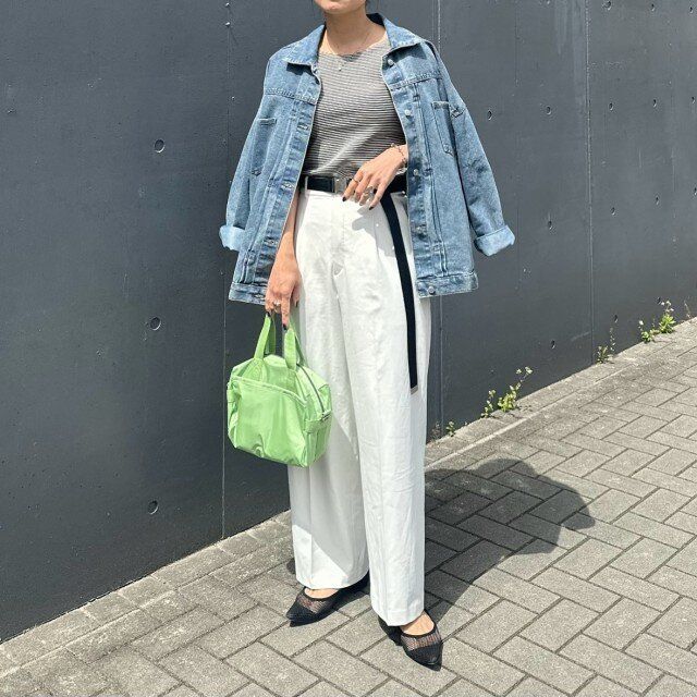 デニムジャケット×白ワイドパンツコーデ