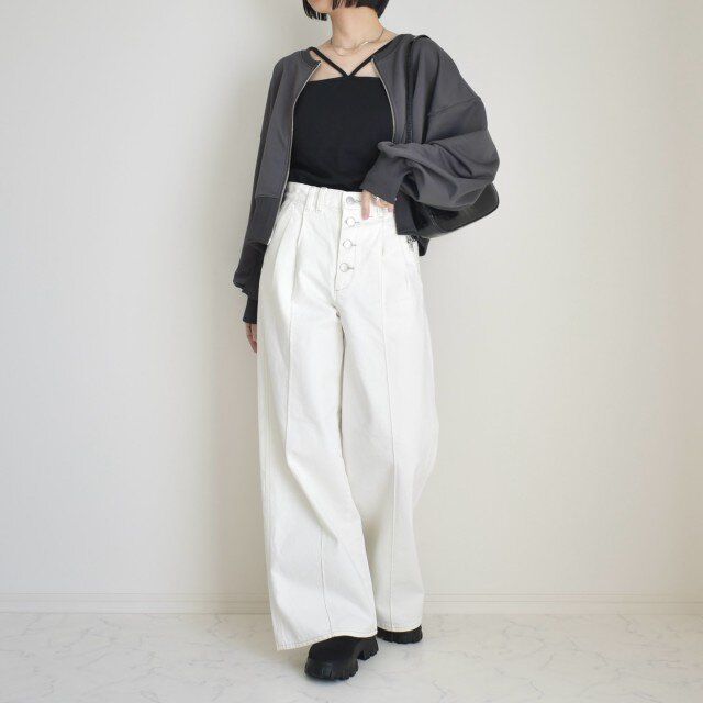 キャミソール×白ハイウエストワイドパンツコーデ