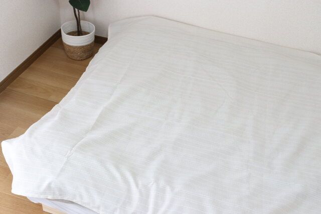 ダイソーのベッドに使えるマルチカバー（インド綿混、ナチュラルドビー）