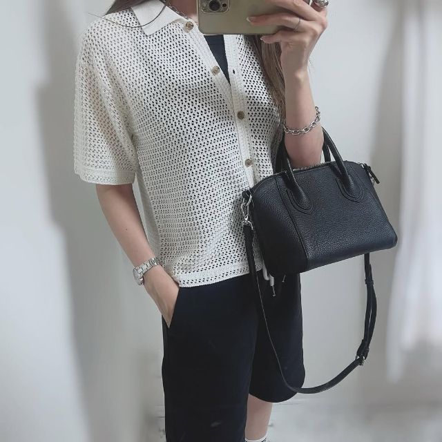 透かし編みニットシャツを着たコーデ