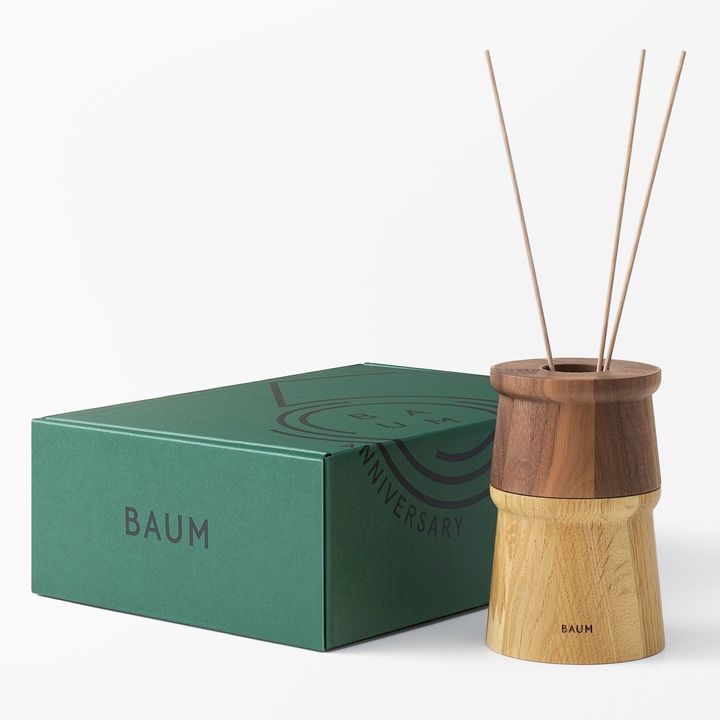 5th アニバーサリー フレグランスディフューザー 200ml ￥２５,３００（6月5日より限定発売） ※セット内容／フレグランス ウッドランド ウインズ 200ml、カリモク家具社製の木製パーツ ウォルナット、同 オーク、ガラス容器、ファイバーリードスティック 10本、エコバッグ M