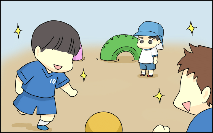 園庭でかっこよくサッカーをするお友達のようになりたい