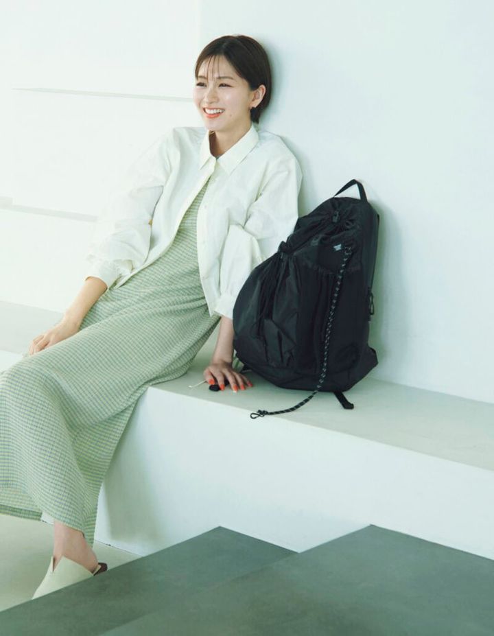 バックパック［H45×W33×D14.5］ ￥34,100（フィルメント） シャツ￥31,900、中に着たワンピース￥31,900（ともにRHC ロンハーマン） ピアス￥2,860（ミミサンジュウサン／サンポークリエイト） サンダル￥29,700（トゥデイフル／ライフズ 代官山店）