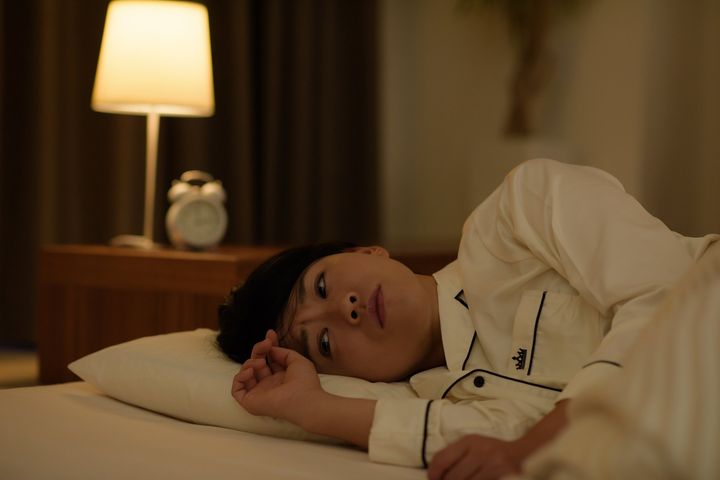 布団に入ってもなかなか眠れない原因は？