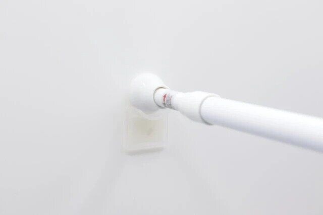 透明で目立ちにくいつっぱり棒サポートはがせる粘着 使用例