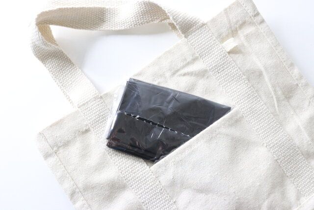 セリアの携帯しやすい消臭袋 M 20枚 黒の持ち歩き