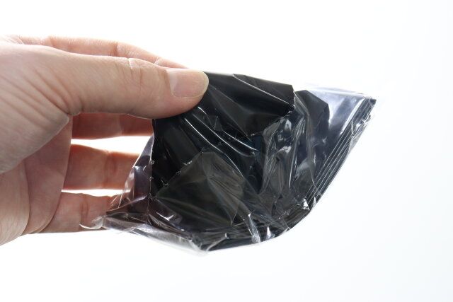 セリアの携帯しやすい消臭袋 M 20枚 黒 1枚ずつ取り出せる