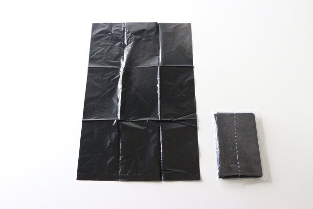 セリアの携帯しやすい消臭袋 M 20枚 黒のサイズ