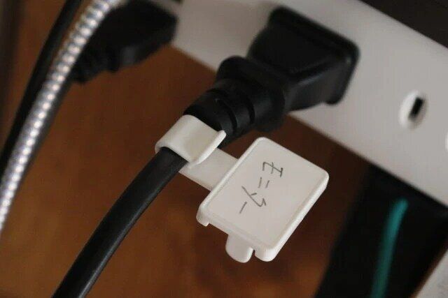 ダイソー コンセントキャップ（ケーブルタグ付、6個）