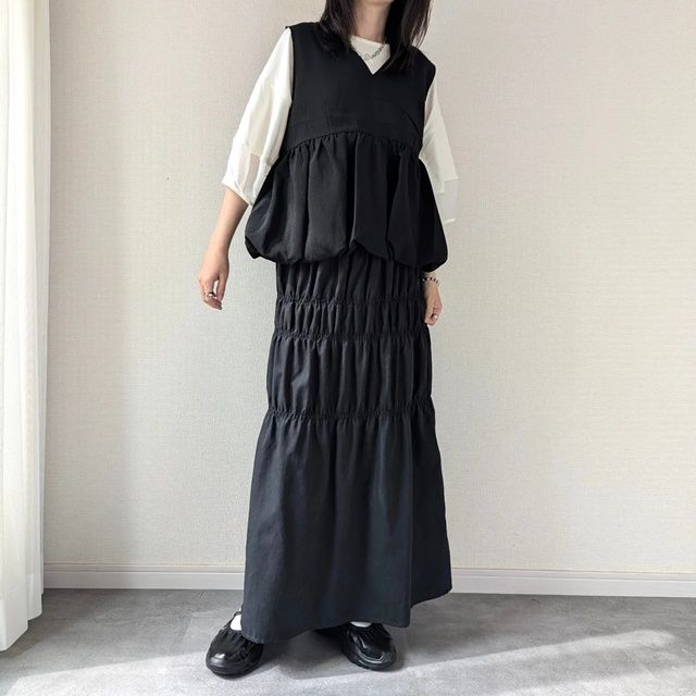 しまむらのブラックの「バルーンベスト」×シャーリングフレアスカート