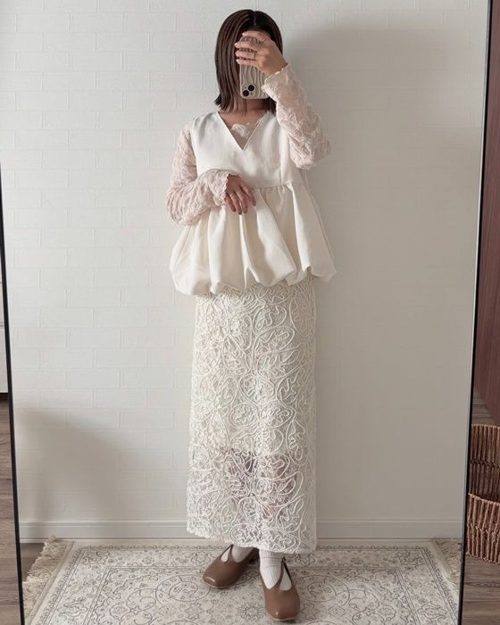 しまむらのホワイトの「バルーンベスト」×コードレースナロースカート