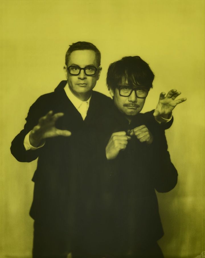 長年の友人であるニコラス・ウィンディング・レフン監督（左）とのコラボレーション展「“SATELLITES” BY NICOLAS WINDING REFN WITH HIDEO KOJIMA」は、プラダ青山店にて8月25日まで開催中。Photo_ Yuji Watanabe