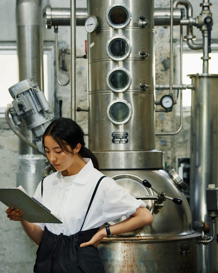 機能性もデザインにも満足できる！ ボーイズライクな春夏ワークスタイル8選【薬草研究家の1日まとめ】