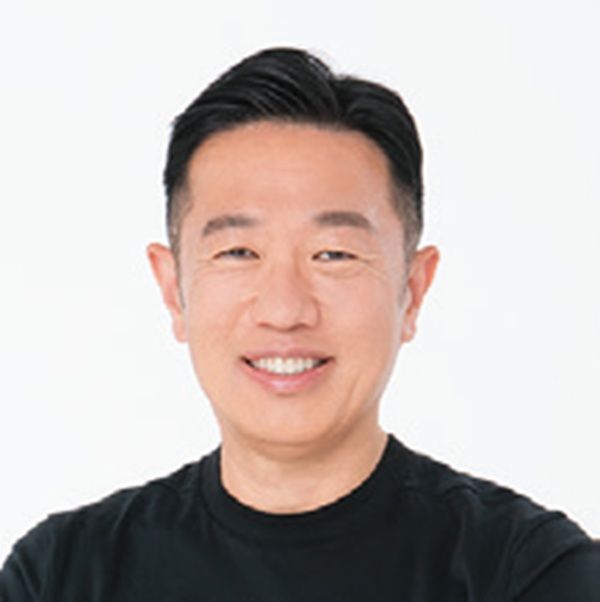 中野ジェームズ修一さん。フィジカルトレーナー。「スポーツモチベーション」最高技術責任者。青山学院大学駅伝チームをはじめ、多くのアスリートから支持を得る。近著は『すごい股関節 柔らかさ・なめらかさ・動かしやすさをつくる』（日経BP）。