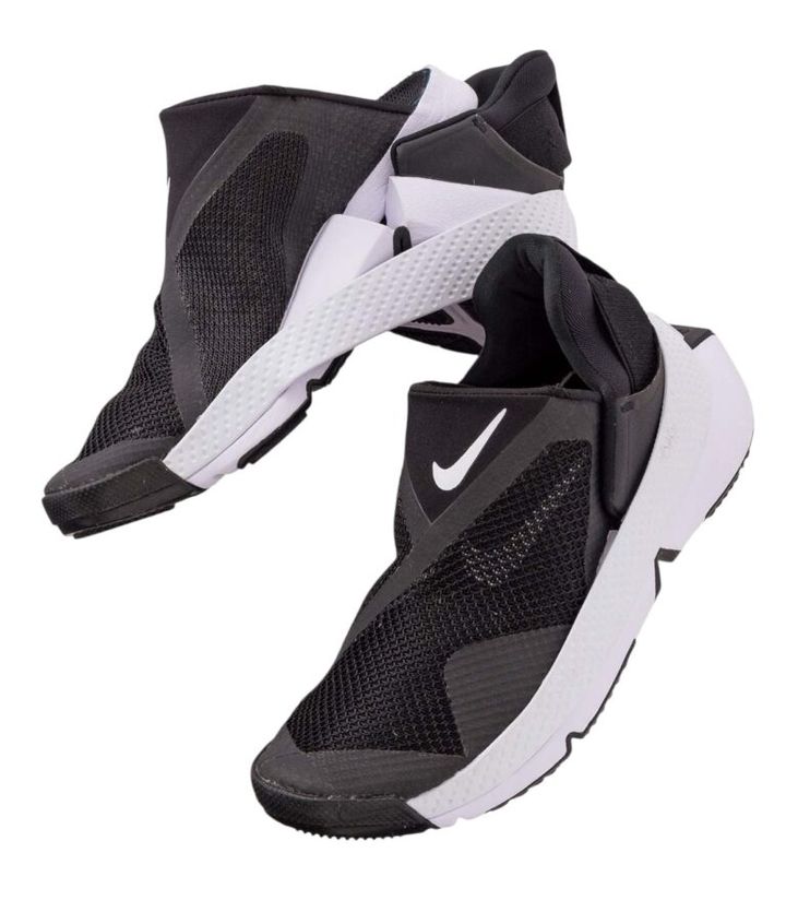 スニーカー「ゴー フライイーズ」〔ソール4㎝〕¥17,930／ナイキ スポーツウェア（ナイキ カスタマーサービス）