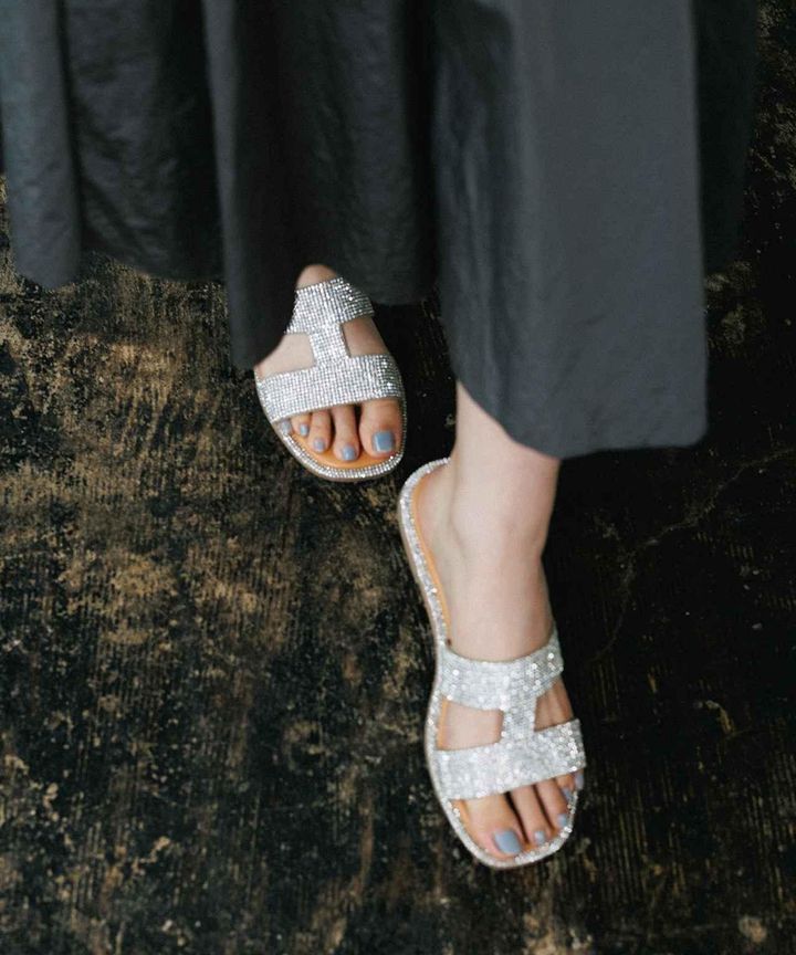 画像: Iストラップラインストーンサンダル ¥7,700 www.junonline.jp