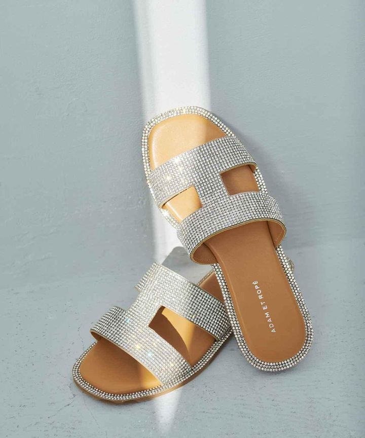 画像: Iストラップラインストーンサンダル ¥7,700 www.junonline.jp