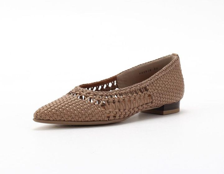 画像: メッシュパンプス（ベージュ）￥26,400 www.shoesconcierge.jp