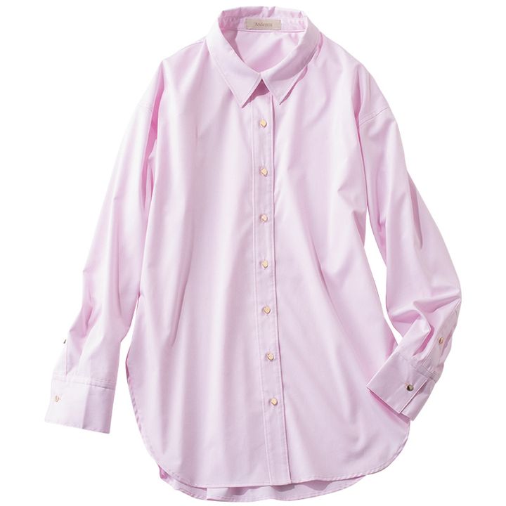 アンデミュウの金ボタンがアクセントになった淡いピンクのシャツ