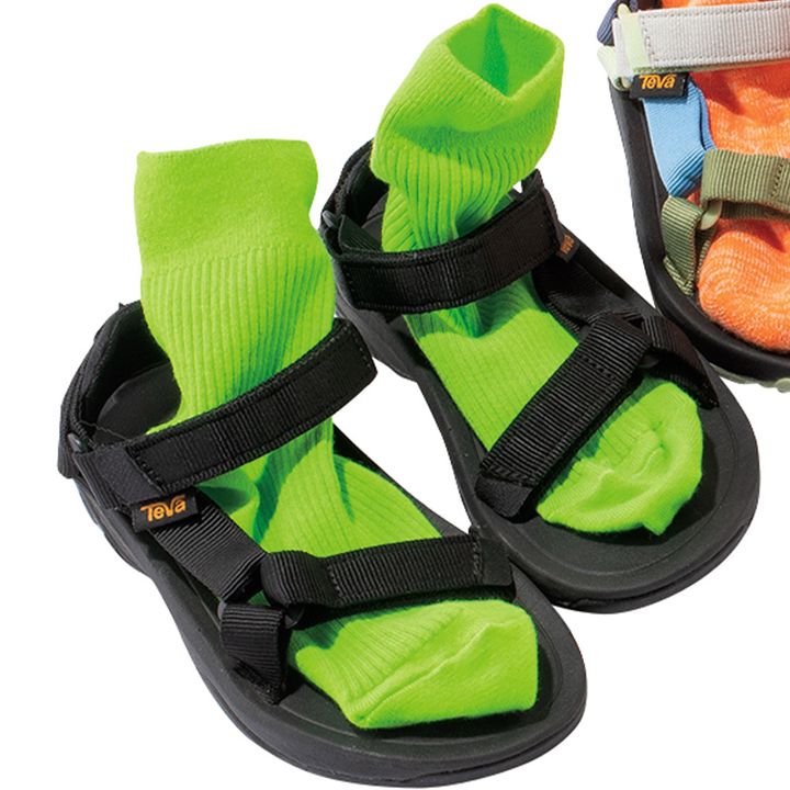 黒サンダル×ネオンソックス