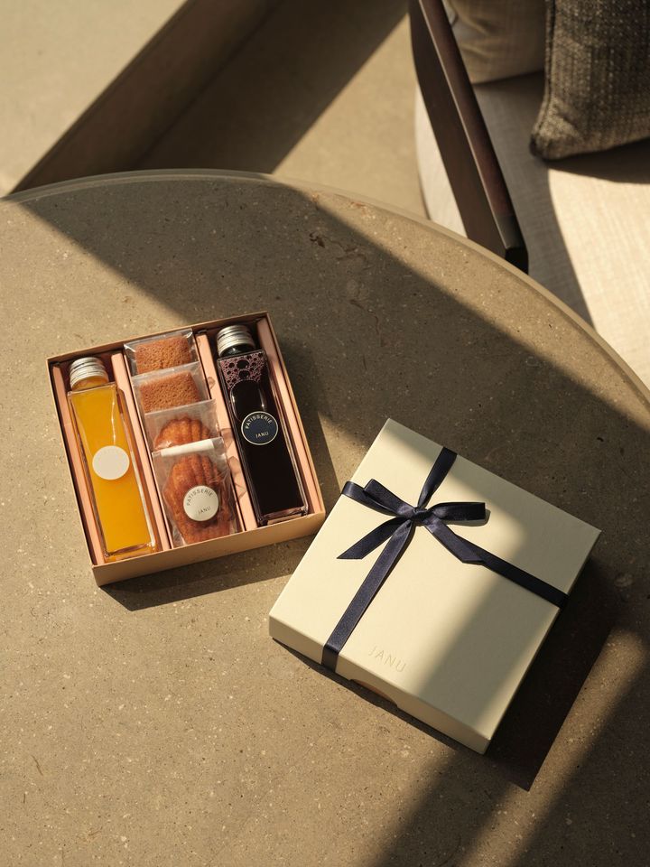 「ギフトボックス」¥5,300 ジャヌ東京オリジナル 谷井農園のジュース2本（不知火、ナガノパープル） マドレーヌ2個 フィナンシェ2個