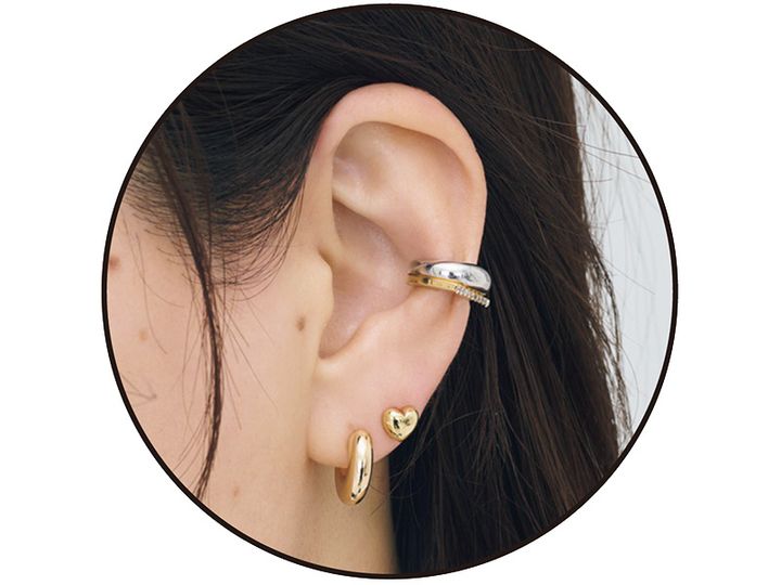 上からイヤーカフと小ぶりなハートピアスとぽってりした地金ピアスを重ねた耳元