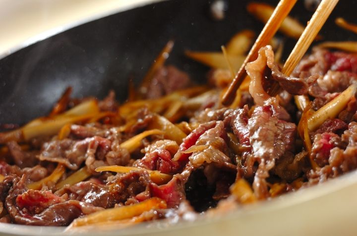 牛肉とゴボウのオイスター炒めの作り方2