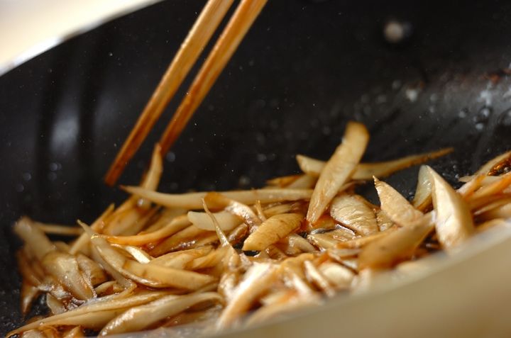 牛肉とゴボウのオイスター炒めの作り方1