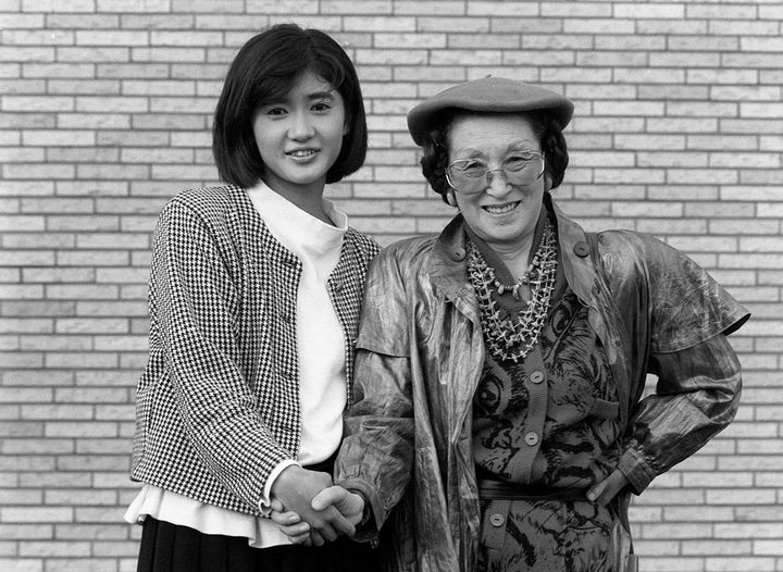 連続テレビ小説「チョッちゃん」の主役、古村比呂さん（左）と握手する黒柳朝さん＝1986年1月12日、東京・渋谷のNHK放送センター